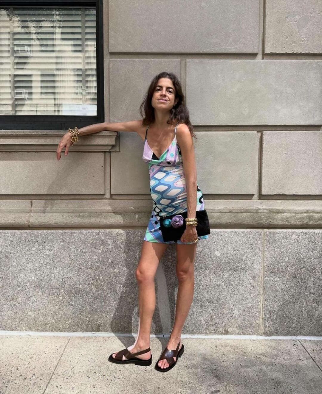 Фэшн-редактор Леандра Медин миксует сразу несколько браслетов — два жестких (на одной руке) и две крупные цепи (на второй)