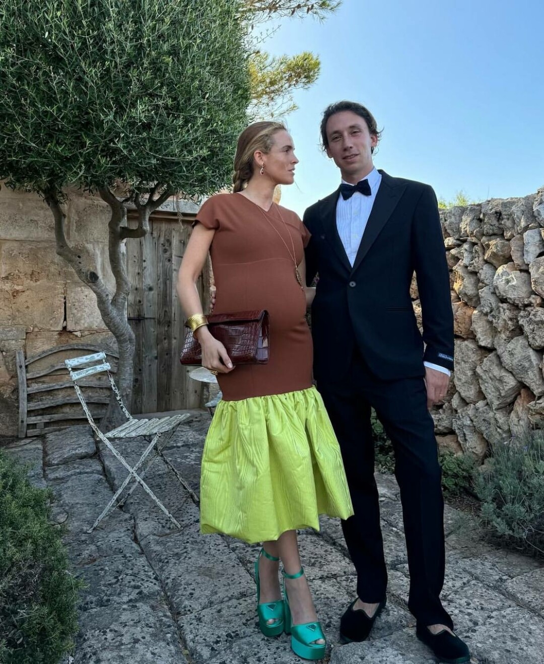 Бланка Миро выгуливает акцентный золотистый браслет с платьем с brat-green-юбкой и изумрудными босоножками