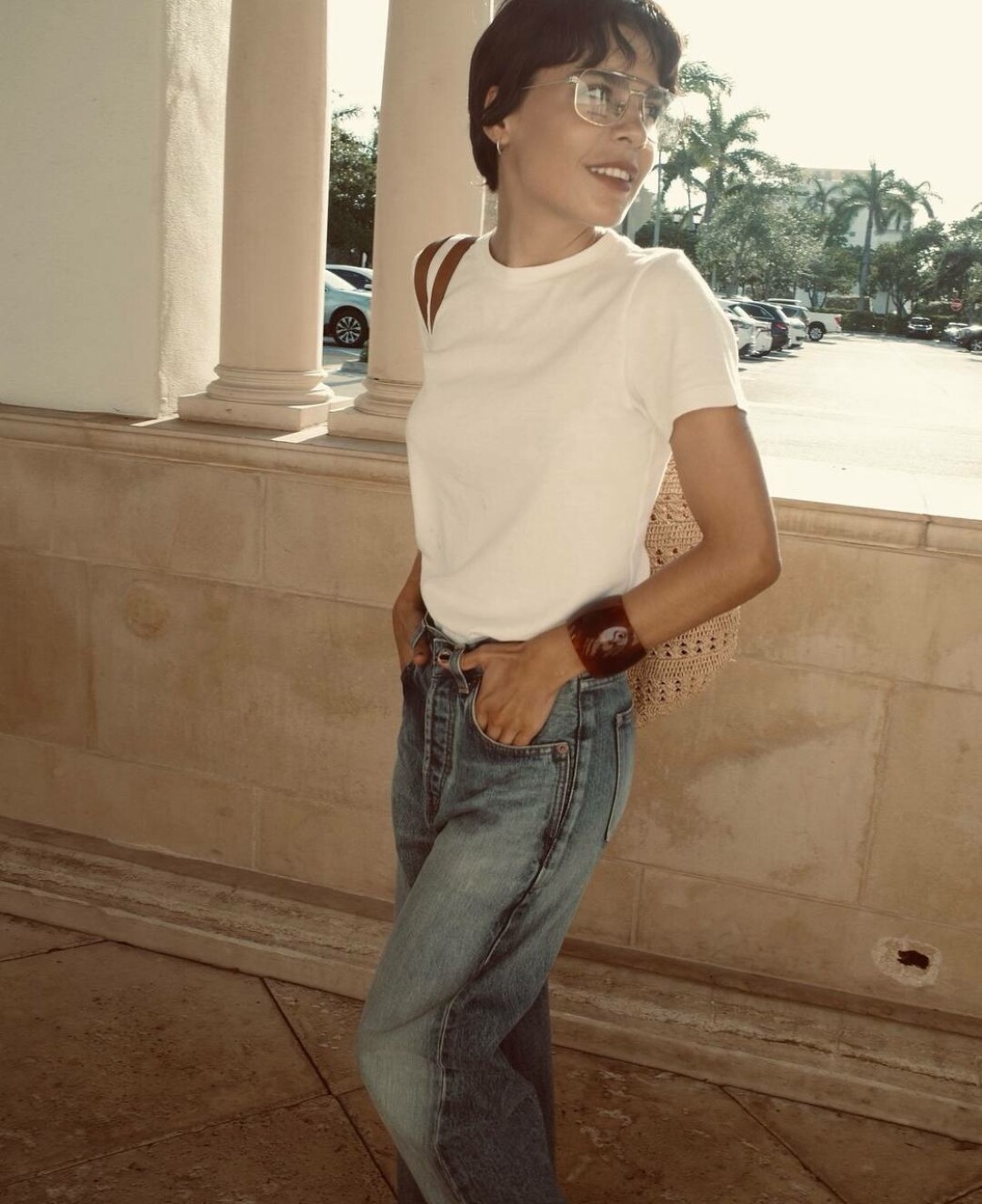 Джен Себаллос дополняет роговым ретро-браслетом комбо из джинсов и белой футболки