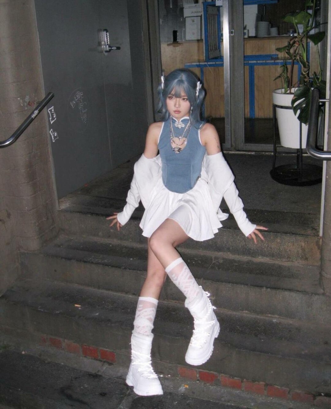 Инфлюенсер Мори Гьяру голосует за аниме-dollcore — мэтчит корсет в азиатском стиле с прической японской школьницы