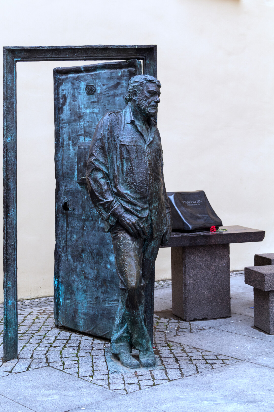 Памятник Сергею Довлатову на улице Рубинштейна