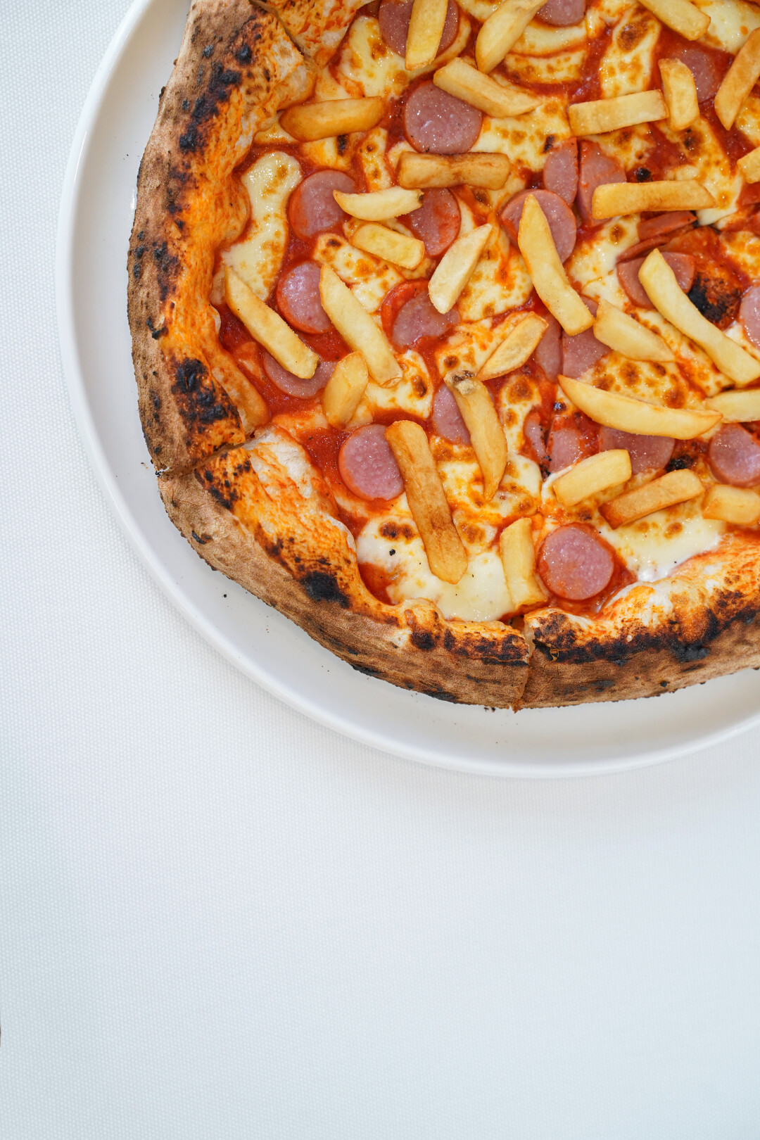 Пицца с картофелем фри и сосисками из «Гедониста»