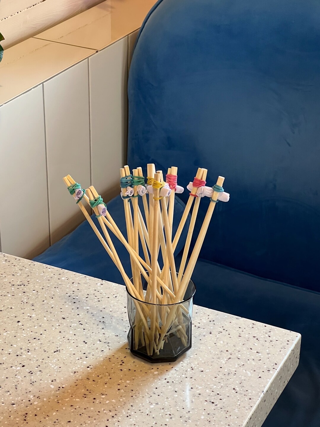 Так заботливо скрепляют палочки для роллов в «Рислапше»