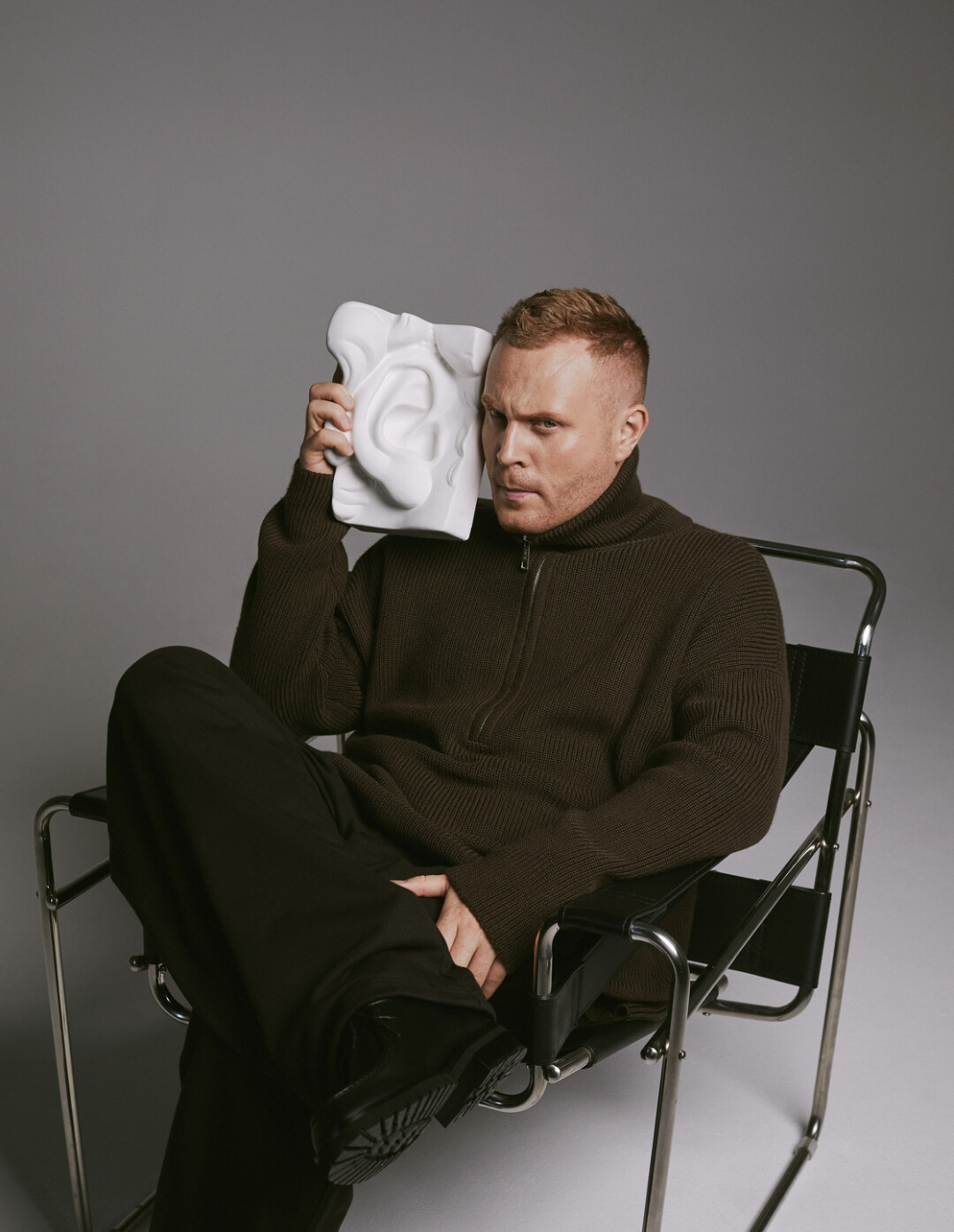 На Евгении: свитер Mere, брюки Ushatava, обувь Lime