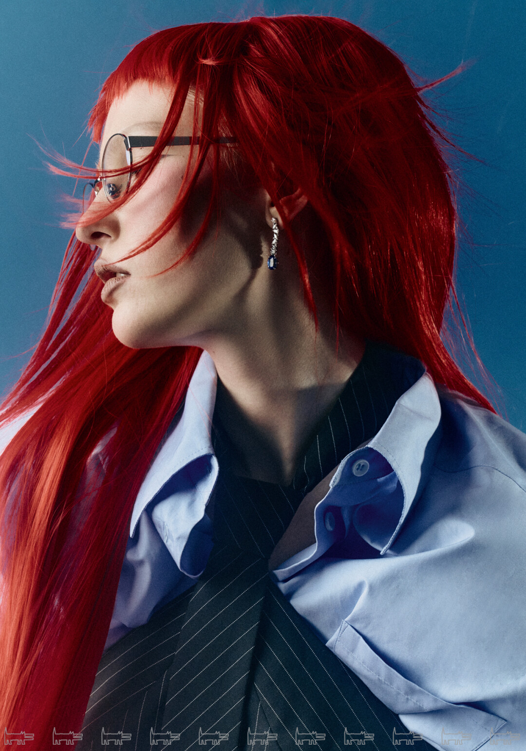На Елизавете: серьги ALROSA DIAMONDS, рубашка MAISON MARGIELA, топ SORELLE ERA, очки SAINT LAURENT (Optics Gallery)