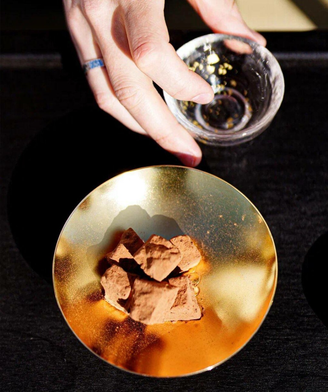 Десерт с осадком от саке: сливочно-шоколадные трюфели и домашнее мороженое