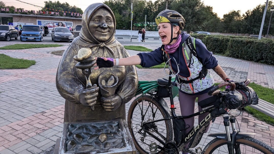 Памятник «Вкусный пирожок с ливером, который продает бабушка» в Орске