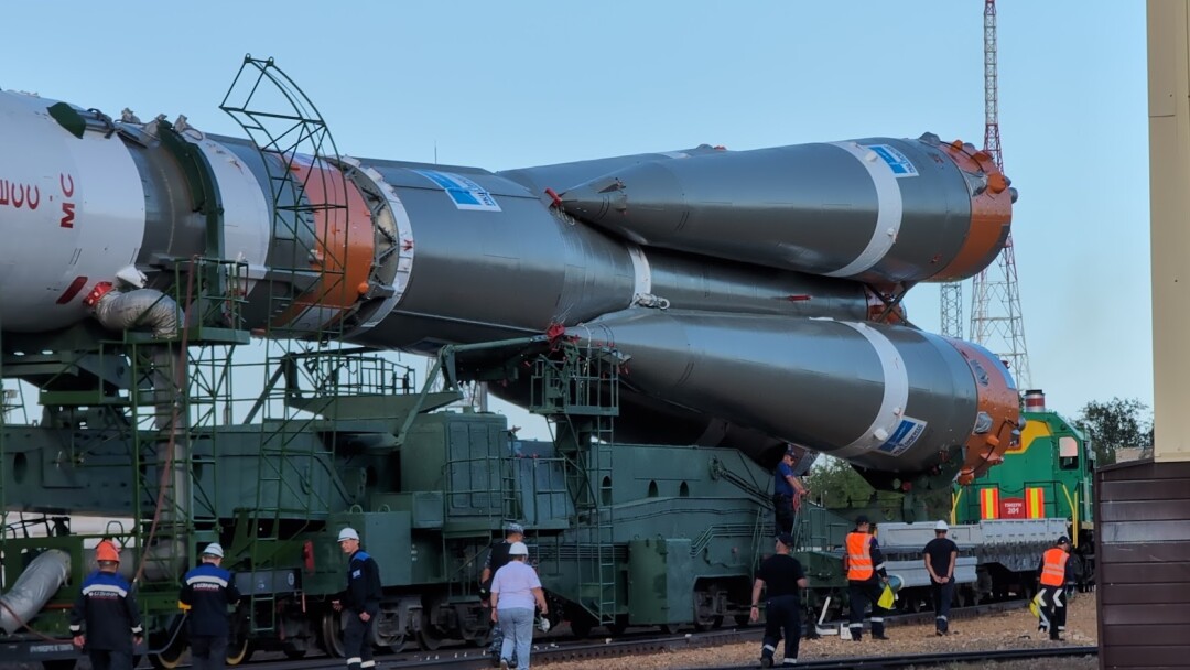 За два дня до старта ракету вывозят, вертикализируют, обследуют