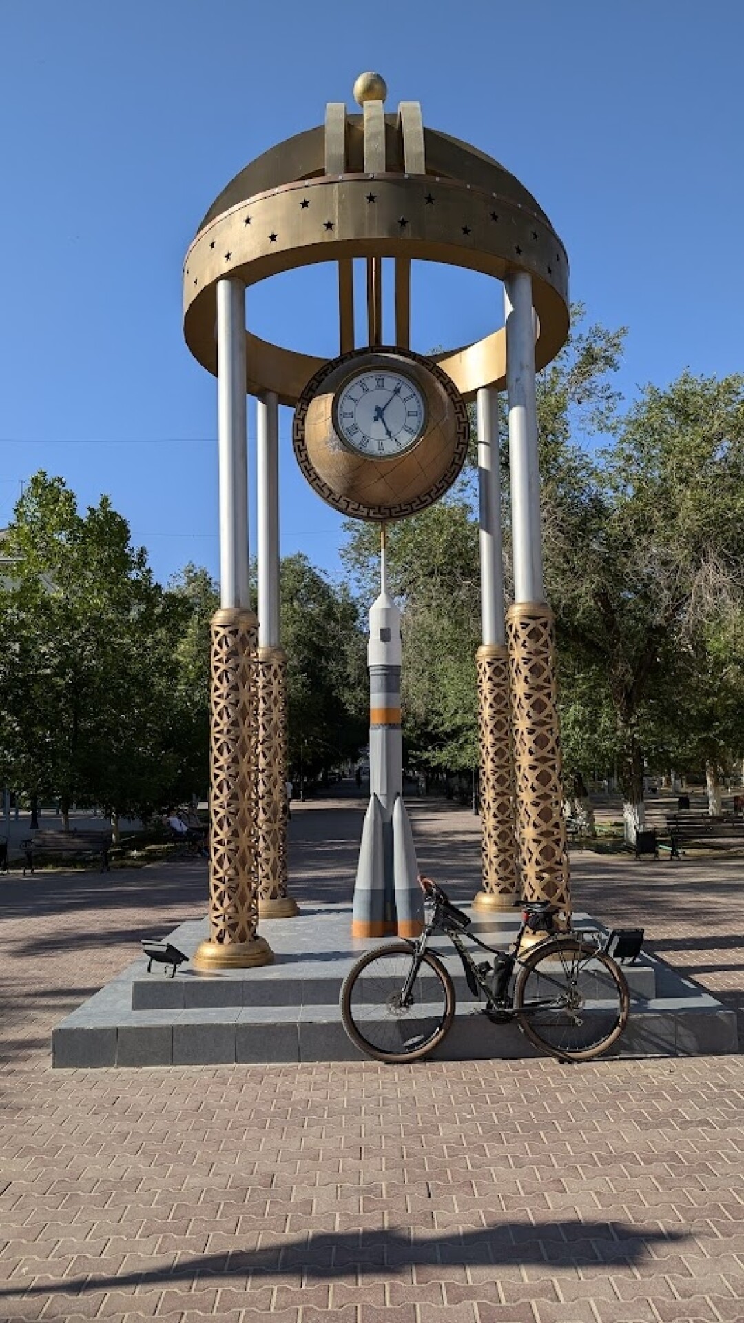 Памятник ракете «Союз» в Байконуре