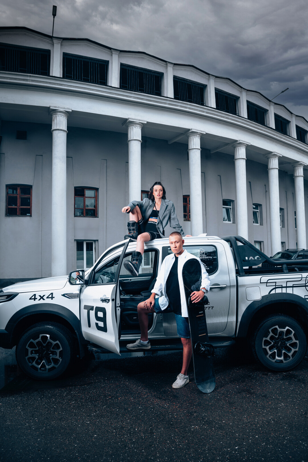 АННА КУЗНЕЦОВА Маркетолог, бренд-стратег, совладелец диджитал-агентства QWER На Анне: Пиджак KARL LAGERFELD Топ, шорты KARL LAGERFELD JEANS МИХАИЛ