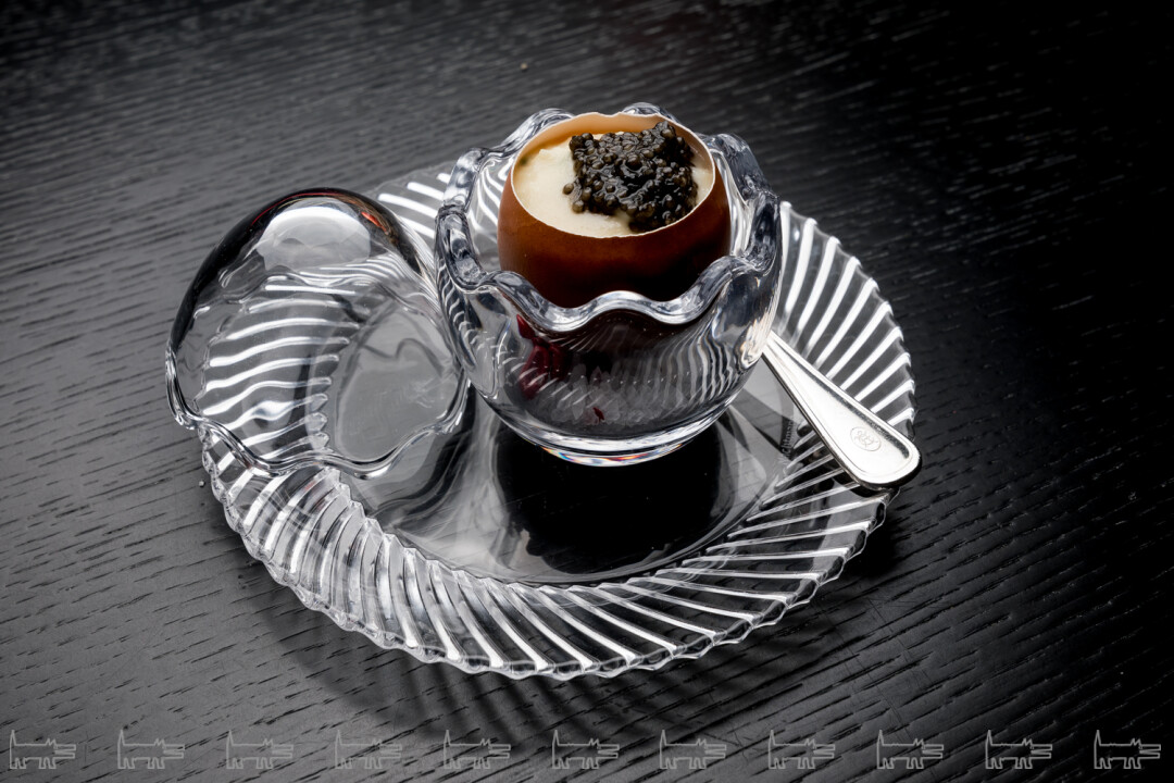 Яйцо с яичной кашкой и трюфельным маслом, икра стерляди