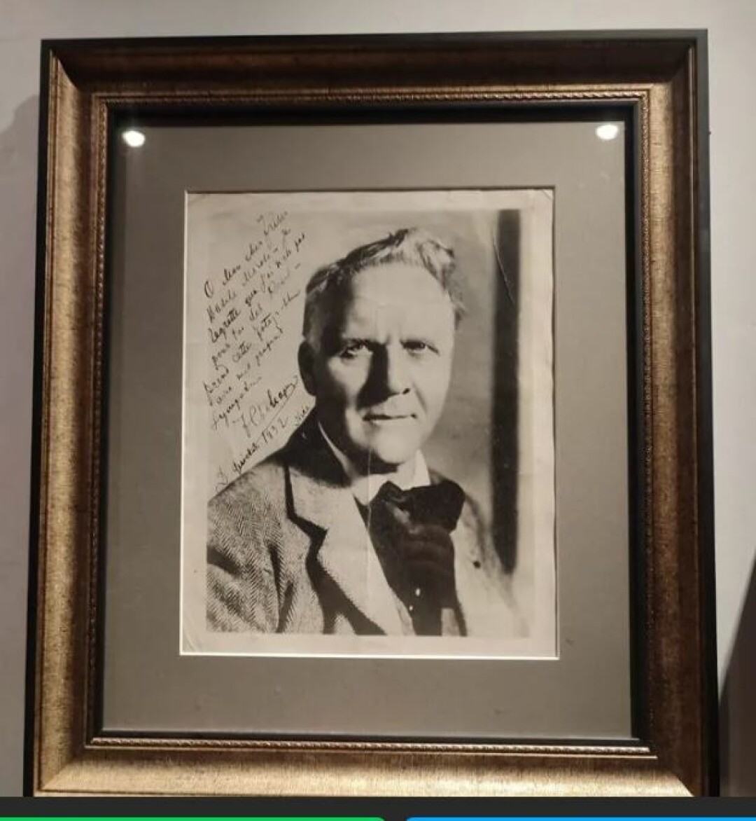 Фотопортрет Федора Шаляпина с его дарственной подписью на французском языке