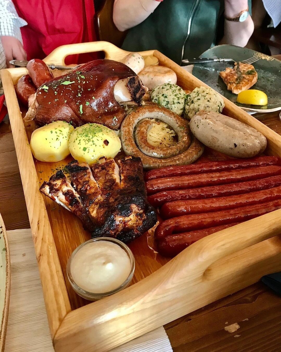 Ассорти из колбасок, свиная рулька и ребра