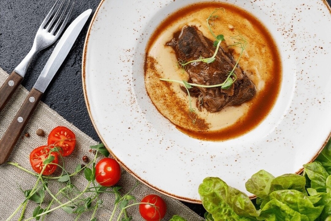 Говяжья щека, томленая в моравском соусе