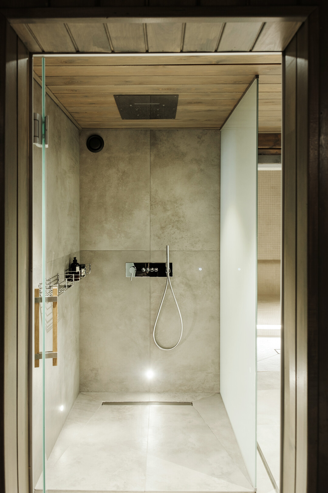 Загрузочная дверца печи сауны выходит в комнату отдыха