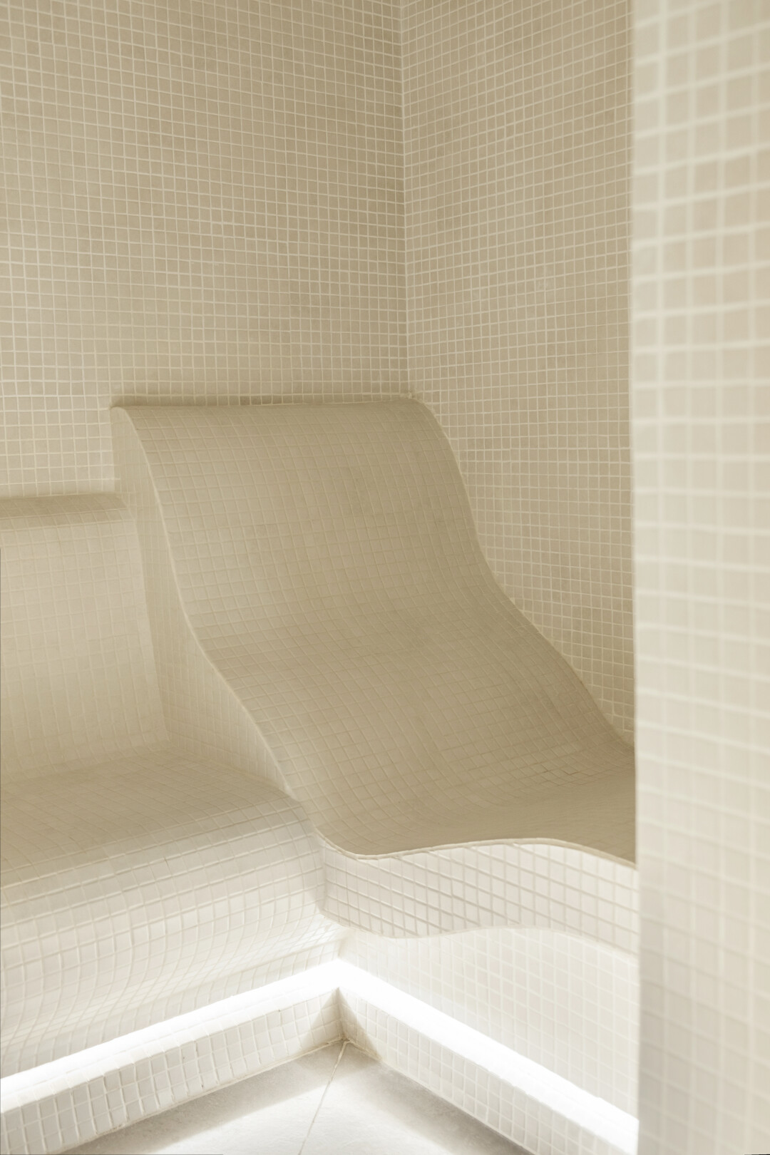 Стены и потолок в хаммаме оформлены керамической мозаикой Kerama Marazzi