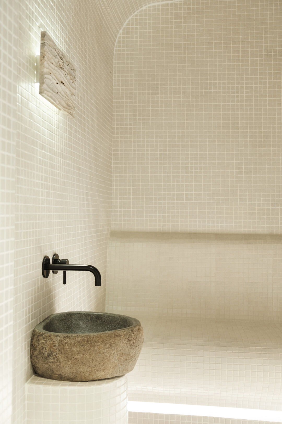 Стены и потолок в хаммаме оформлены керамической мозаикой Kerama Marazzi