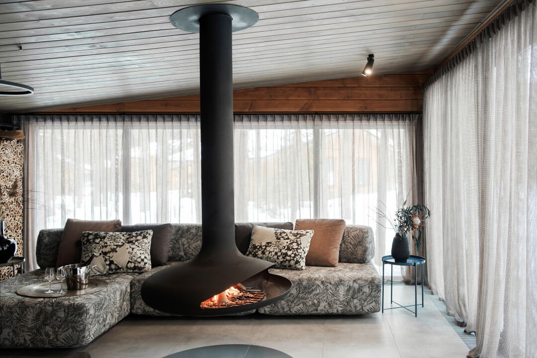 Круглая врезка из более темного керамогранита под камином, как имитация тени