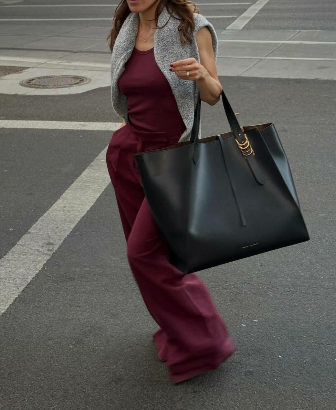 Сандра Генрих Соседа голосует за бордовый total look майкой и брюками в тон и дополняет их серым джемпером и мегасумкой