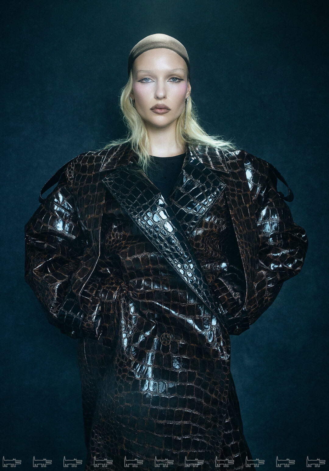 На Елизавете: серьги ALROSA DIAMONDS, тренч ОLA OLA, комбинезон VERSACE (ЦУМ)