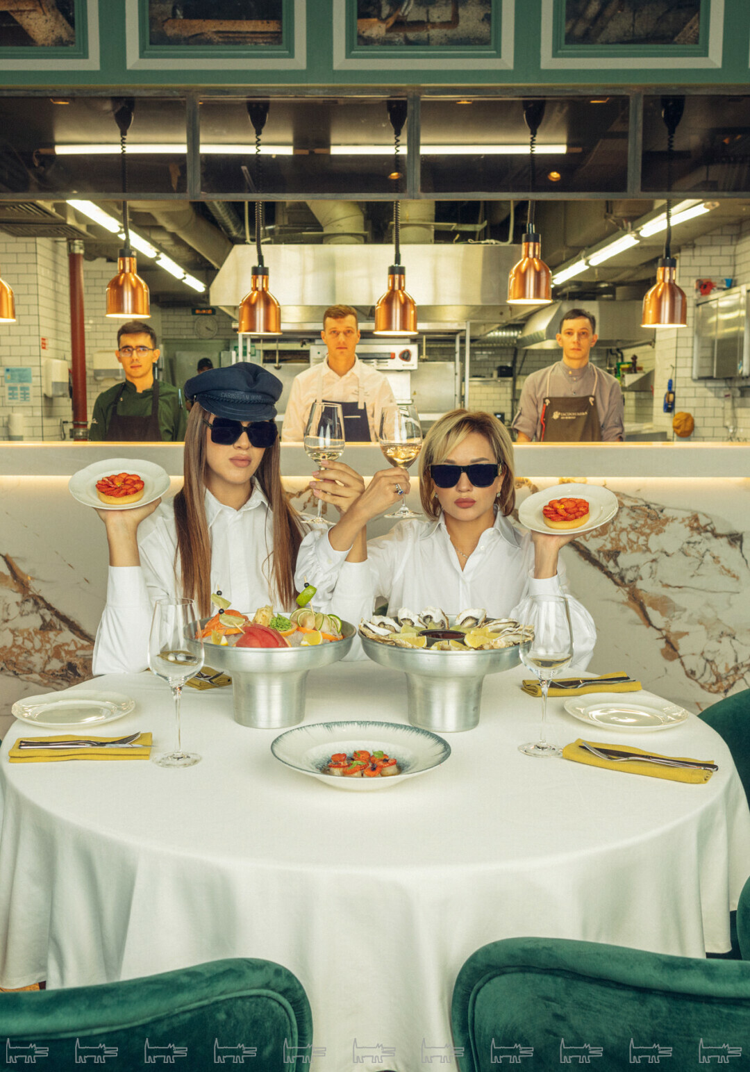 Алексей Жидковский и Татьяна Буланова пьют шампанское на брудершафт в ресторане Татьяны «Гастрономика по-новому»