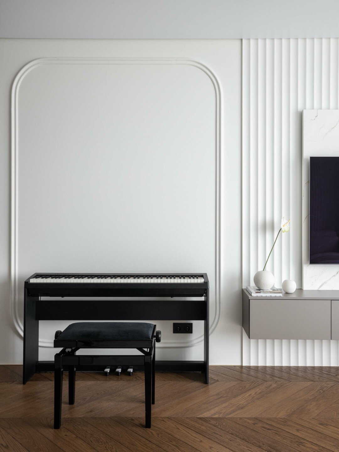 Салон Inside помог с выбором молдингов, 3D-панелей, обоев под покраску и фресок