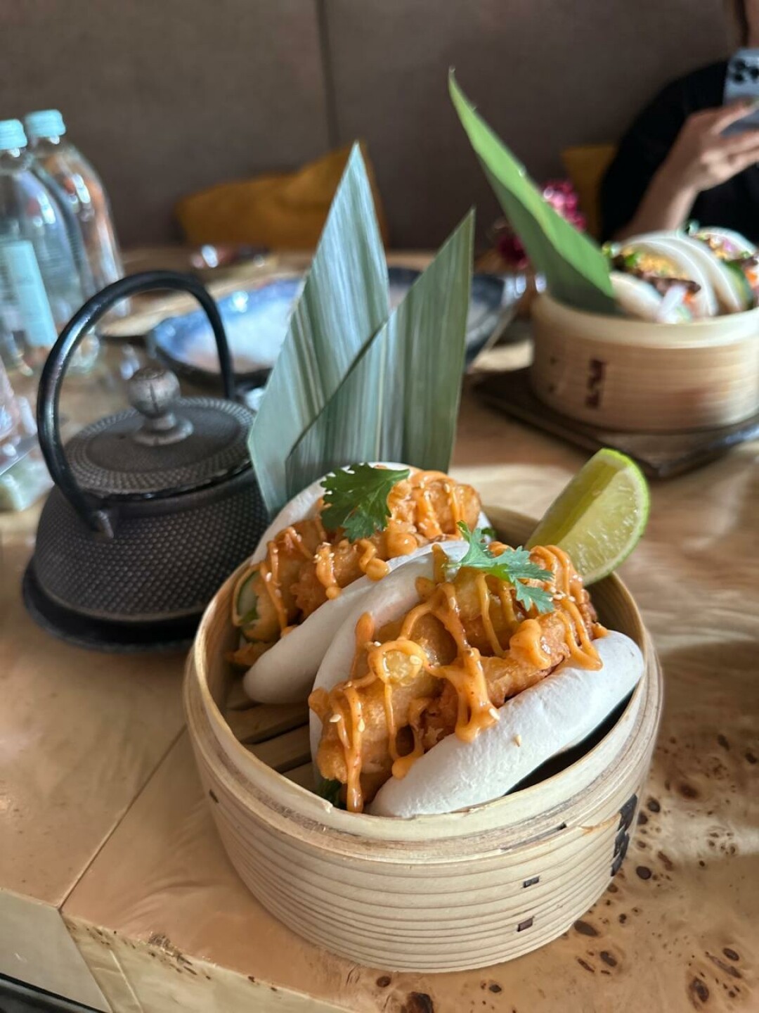 Бао с креветкой и лаймом в ресторане Zuka