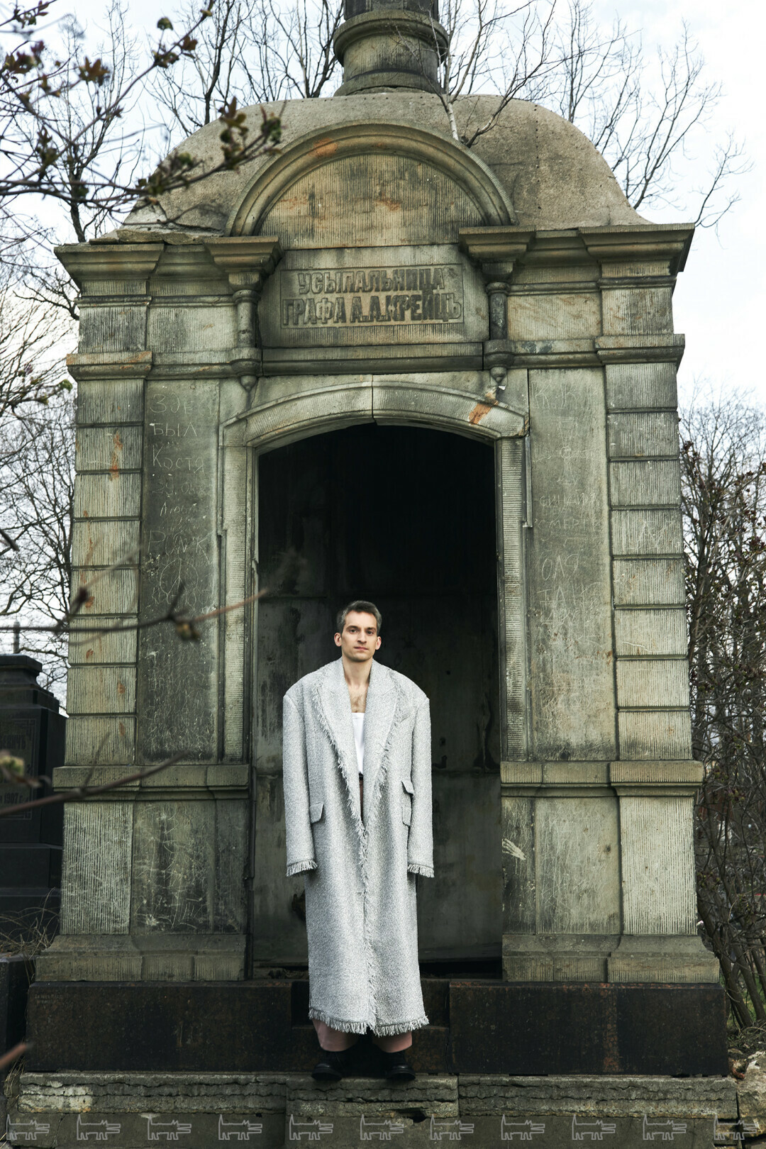 Писатель Антон Секисов на Никольском кладбище Александро-Невской лавры