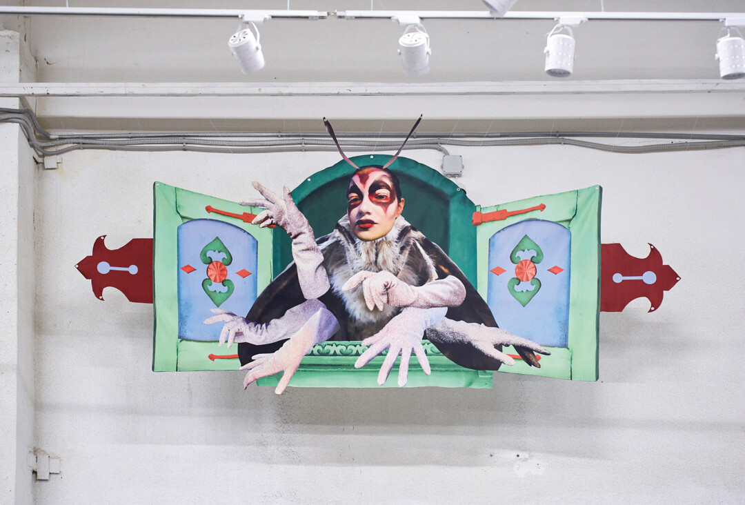 Clothes Moth. 150х320 см, искусственный шелк. 2023. Фото: Егор Слизяк, Кластер Октава