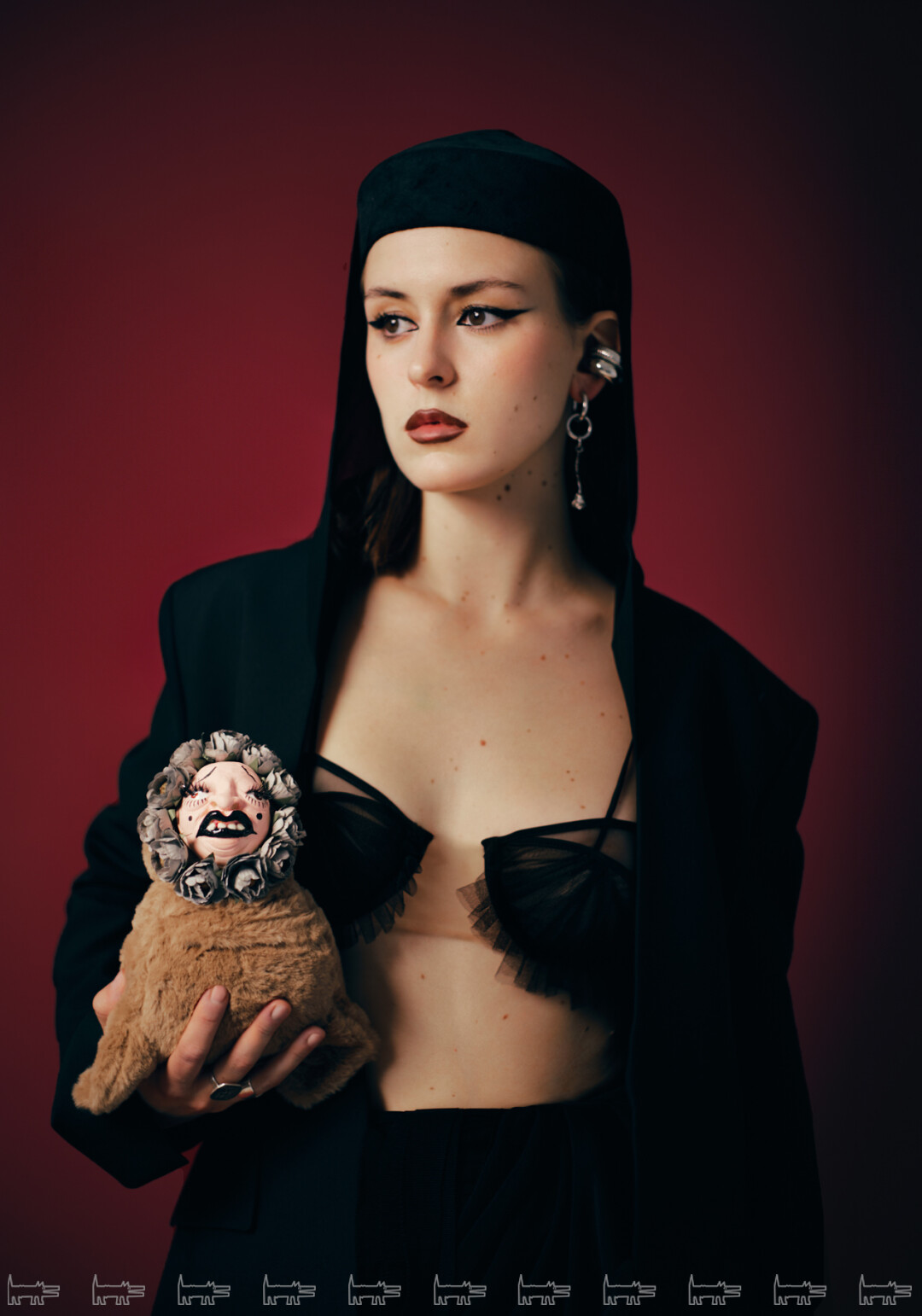 На Тоне: жакет и бра NENSI DOJAKA (Very Concept Store), легинсы LIME, юбка, надетая как баска, MSGM, украшения RUSHEV, игрушка «МОРЖ БОРИСЛАВ»