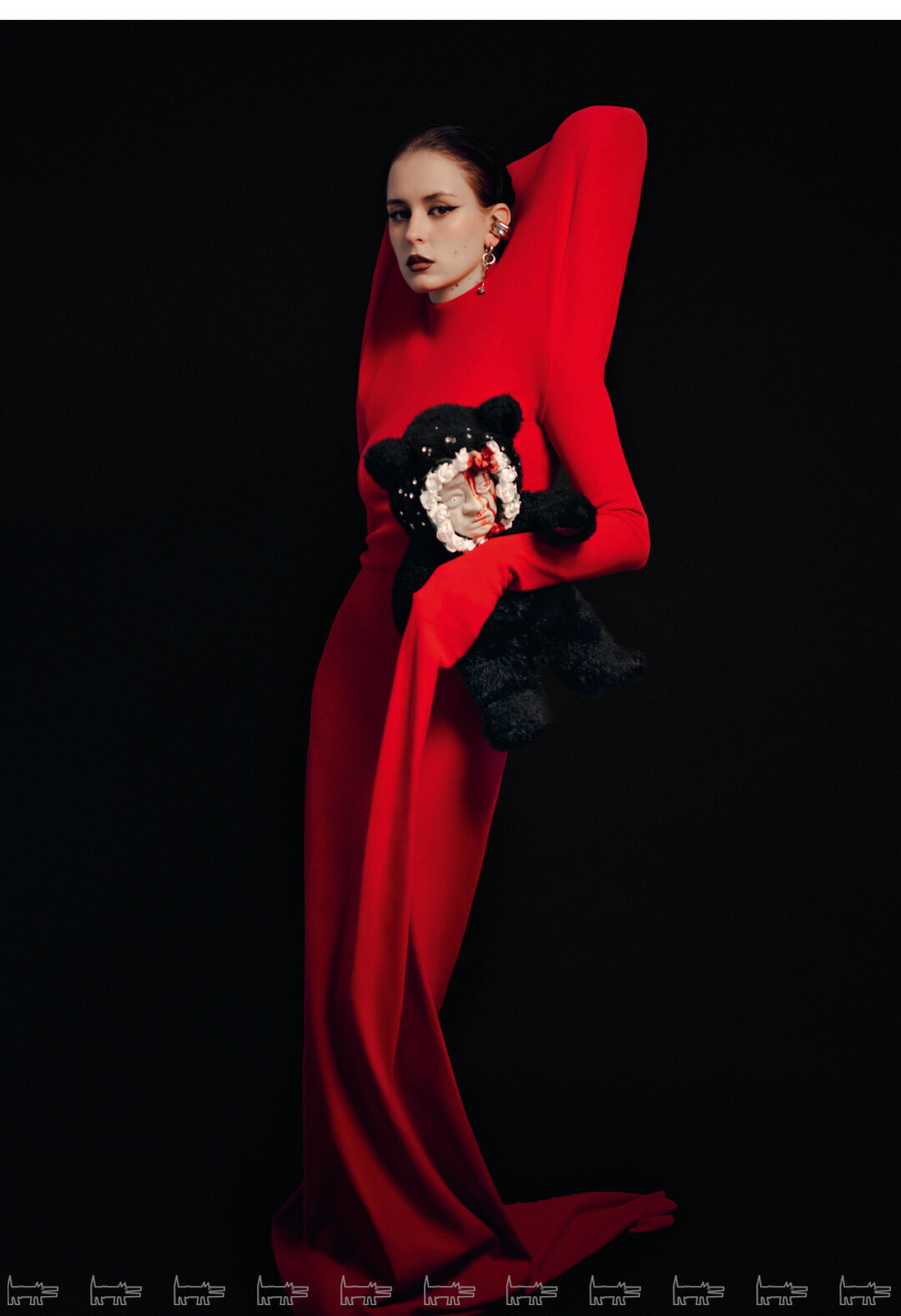 На Тоне: платье ARTEM KALYAKIN, украшения RUSHEV, игрушка «ПОПАЛ МЕДВЕДЬ ОСТАП ПОД ПИТЕРСКУЮ СОСУЛЬКУ»