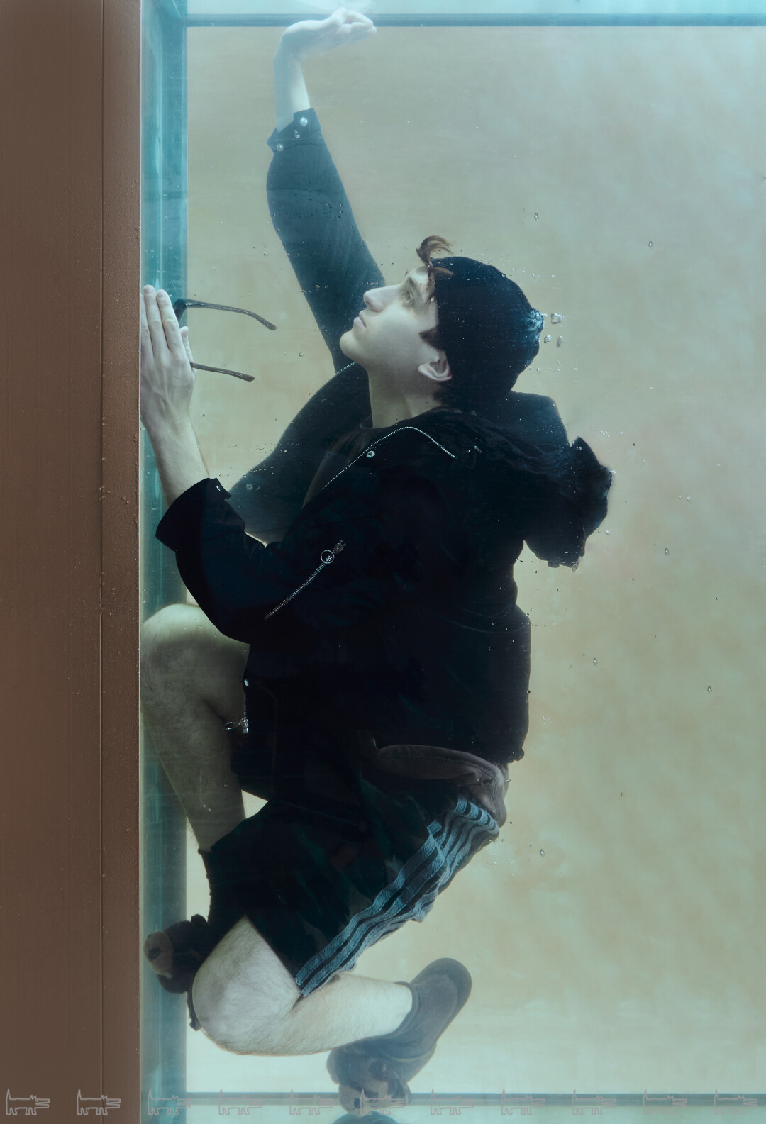 Куртка Novaya, футболка ujin gusev, шорты ujin gusev, обувь Jeremy Scott x Adidas, очки Diesel