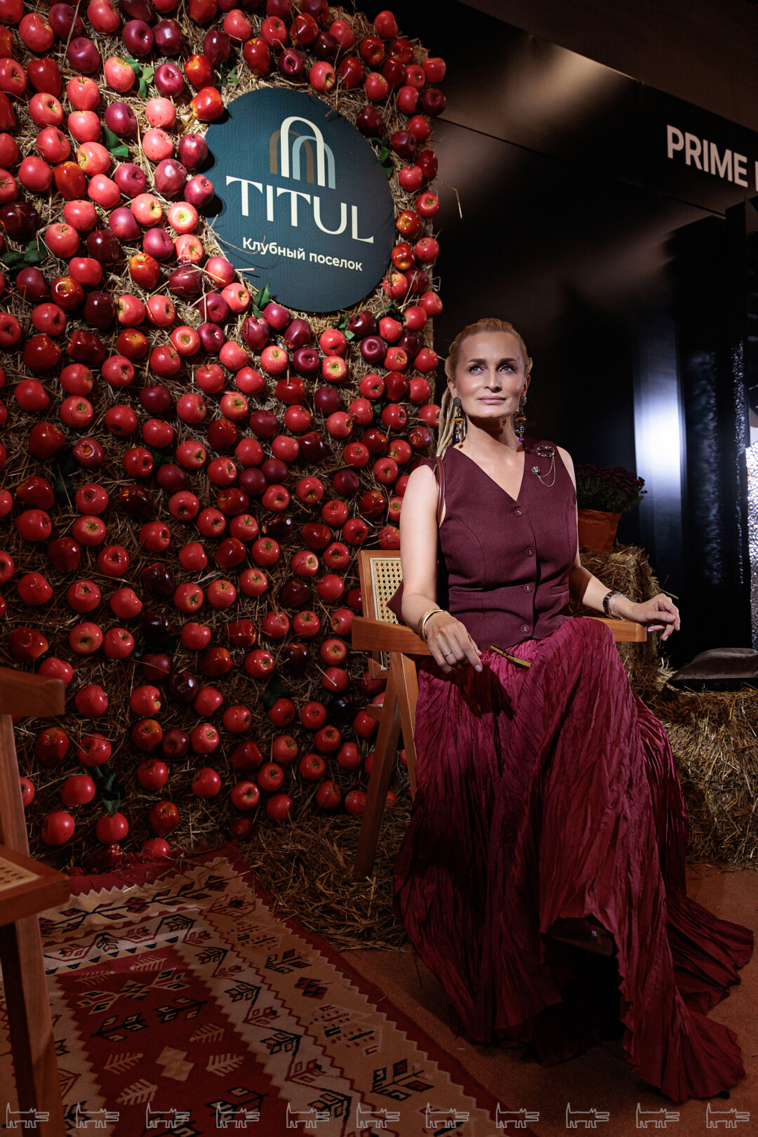 Лилия Муртазина на стенде клубного поселка Titul