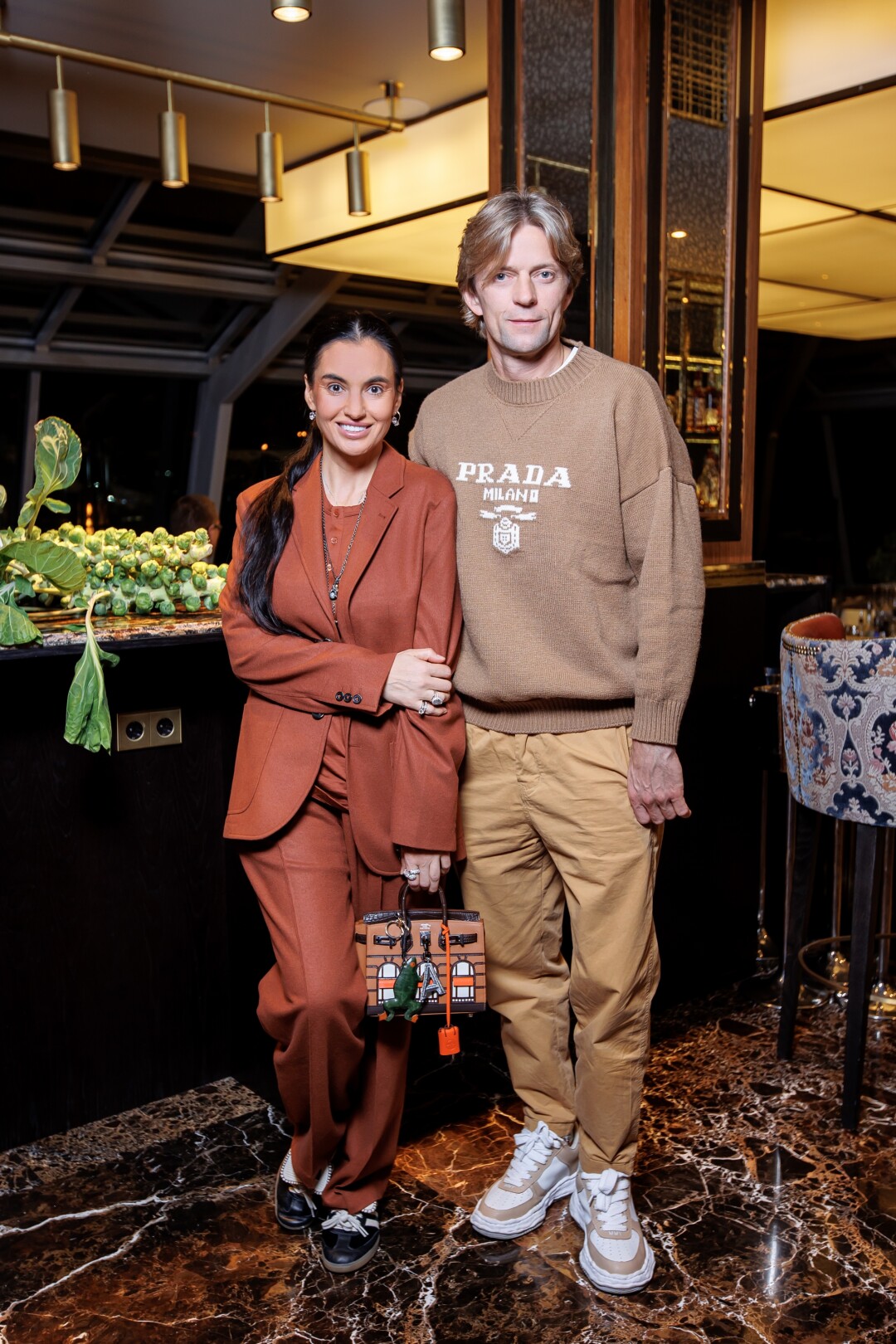 Кеуде мен бөкселерді сипайды Тығыз есекпен секс