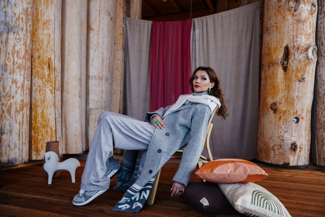 Пальто, джемпер, брюки Ermanno Firenze SMART FASHION Кольца, серьги, каффы BAIKAL MURANO Вазоны, подушки, скульптура лошади SOHO