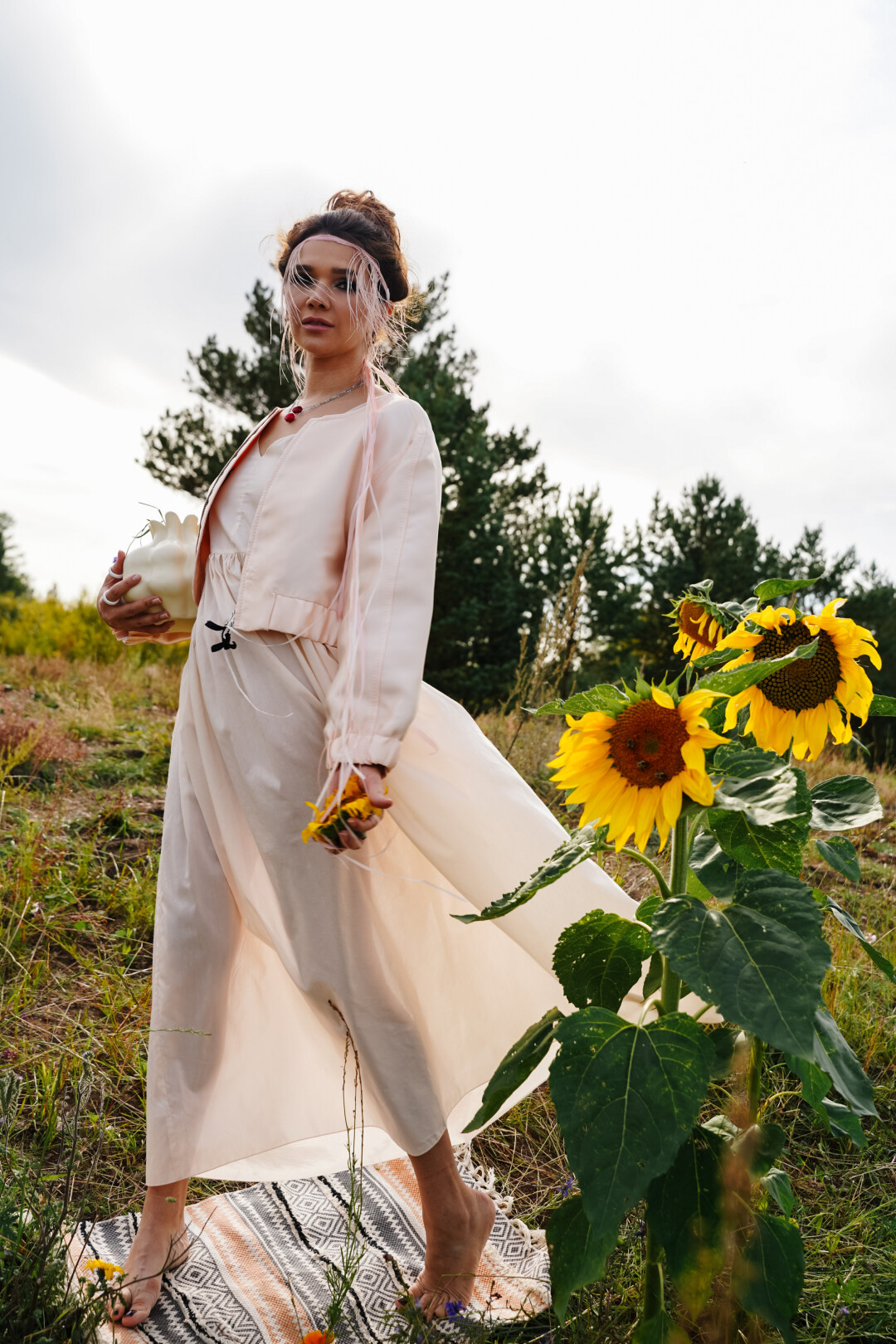 Платье, бомбер, пояс Susanne Bommer SMART FASHION Кольца, чокеры BAIKAL MURANO Вазон, коврик SOHO