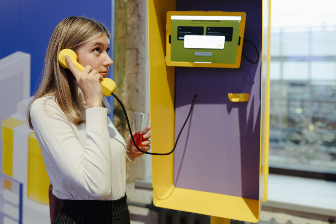 Телефонная будка с фрод-рулеткой — это тренажер, который вылавливает сигналы мошенников и переадресует их на телефон будки