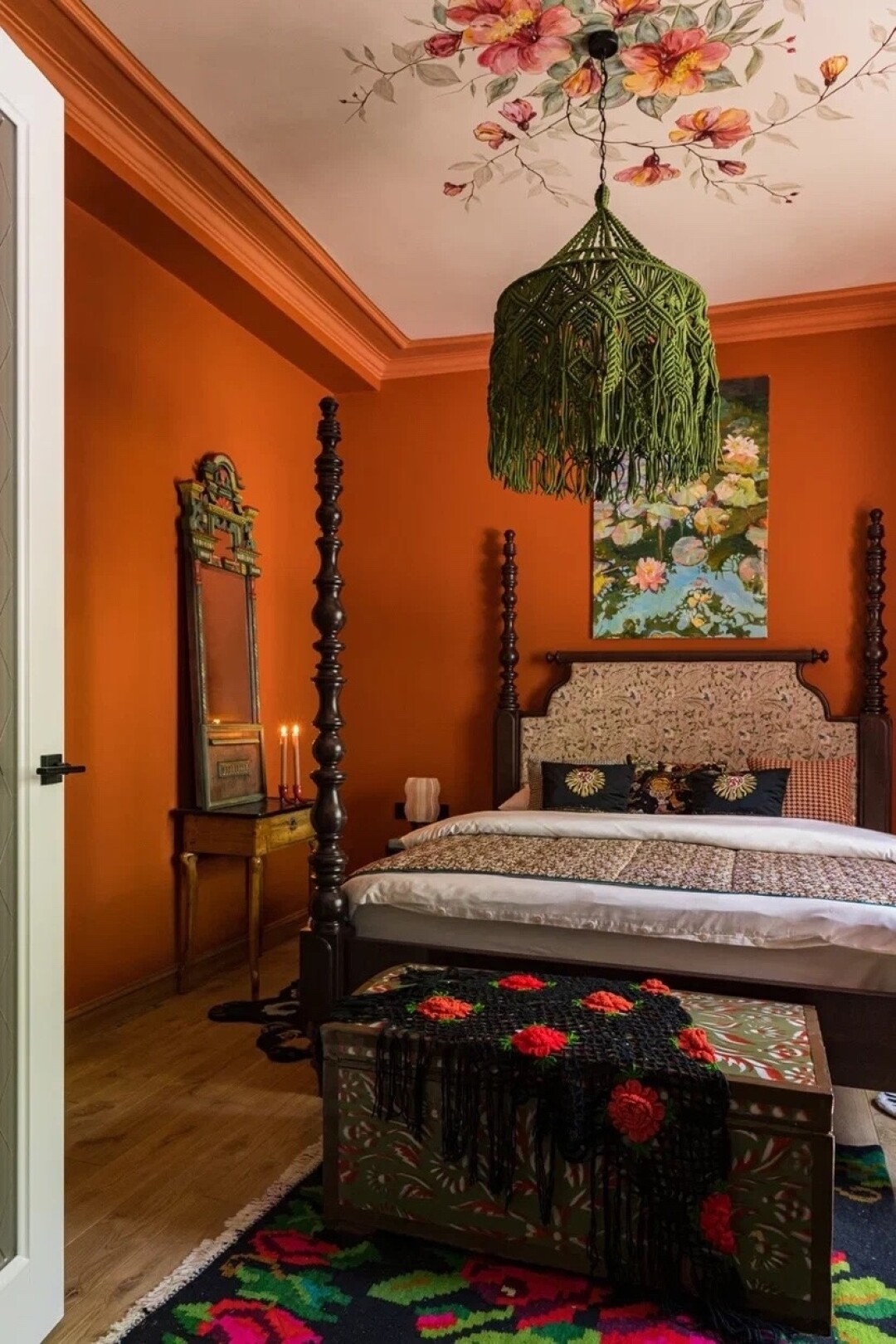 Работа Олеси Семеновой «Свет чистоты и мудрости» в интерьере Юлии Мусиной