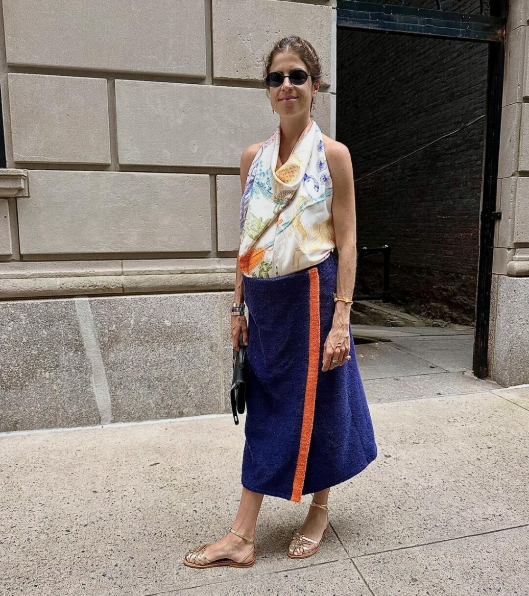 Леандра Медин выбирает синюю махровую юбку-полотенце и сочетает ее с феминной блузой и золотистыми сандалиями