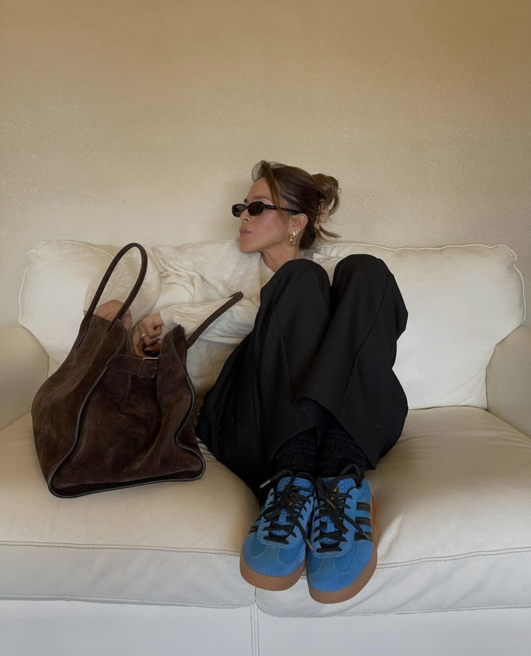 Сандра Генрих Соседа создает яркий акцент в лаконичном черно-белом образе с помощью кобальтовых кед