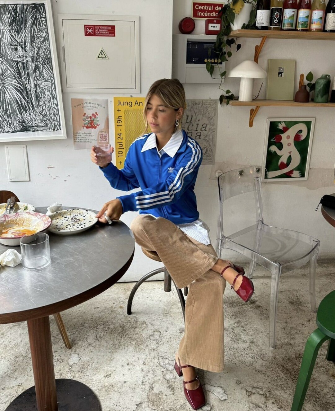 Берем уроки по блоккору у Инес Исайя — инфлюенсер сочетает лазурную футбольную джерси с вельветовыми брюками-клеш и лаковыми туфлями в оттенке