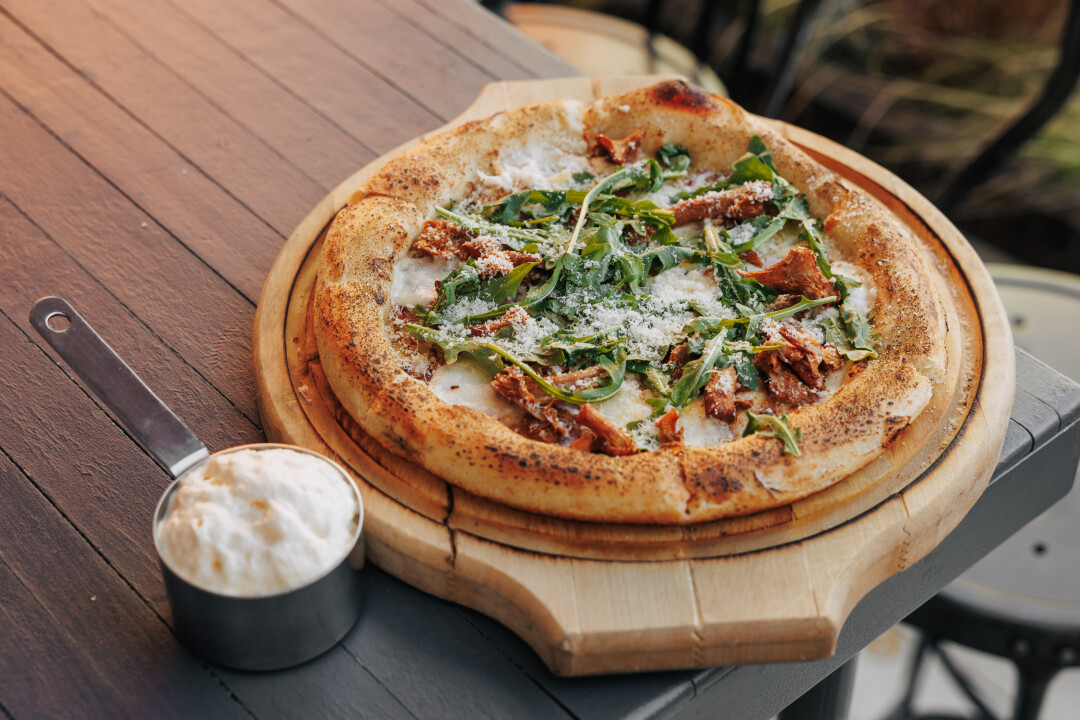 Пицца с лисичками, сыром Грюйер и шпинатом, «Варвара», Кострома