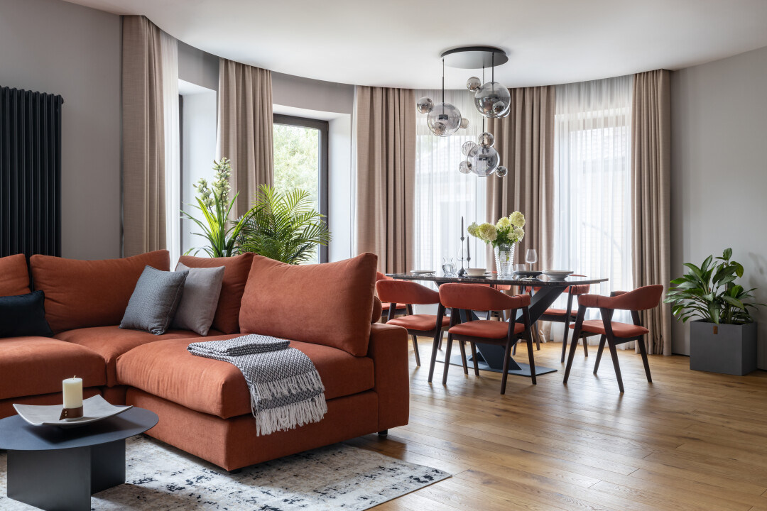 Инженерная доска от «Паркетной мастерской» стала долговечным вариантом для гостиной. Над озеленением работала AlfaRoom, над текстильным оформлением