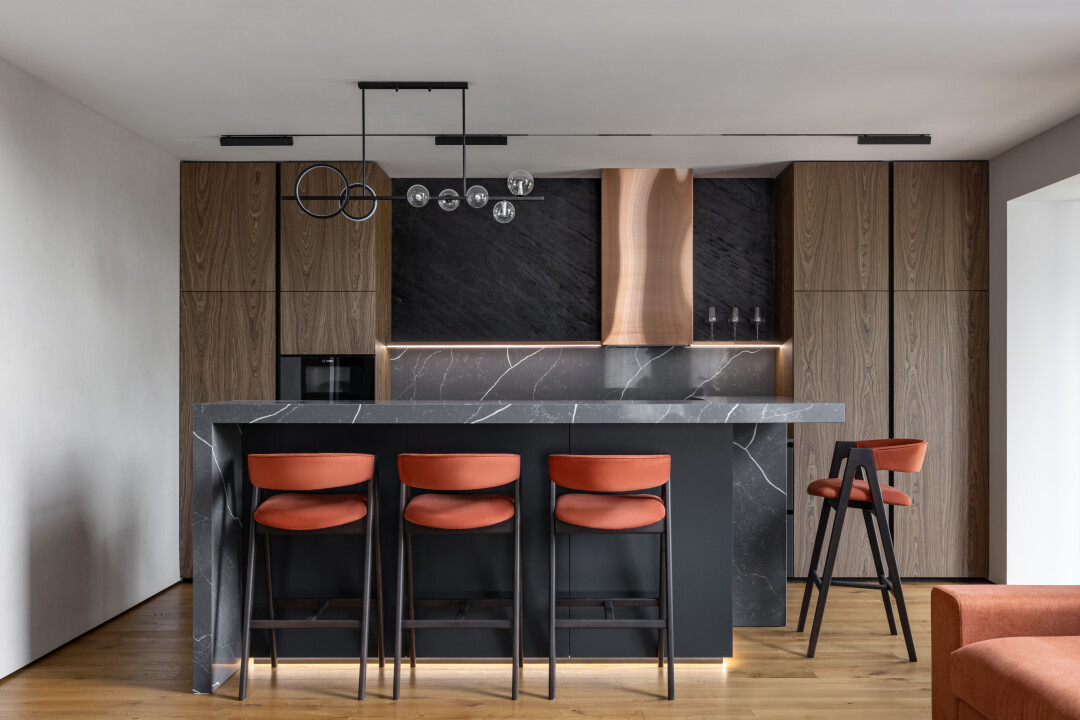 Во всем доме установлены светильники от «Империи света», барные стулья «Лион» предоставил «Авторский проект»