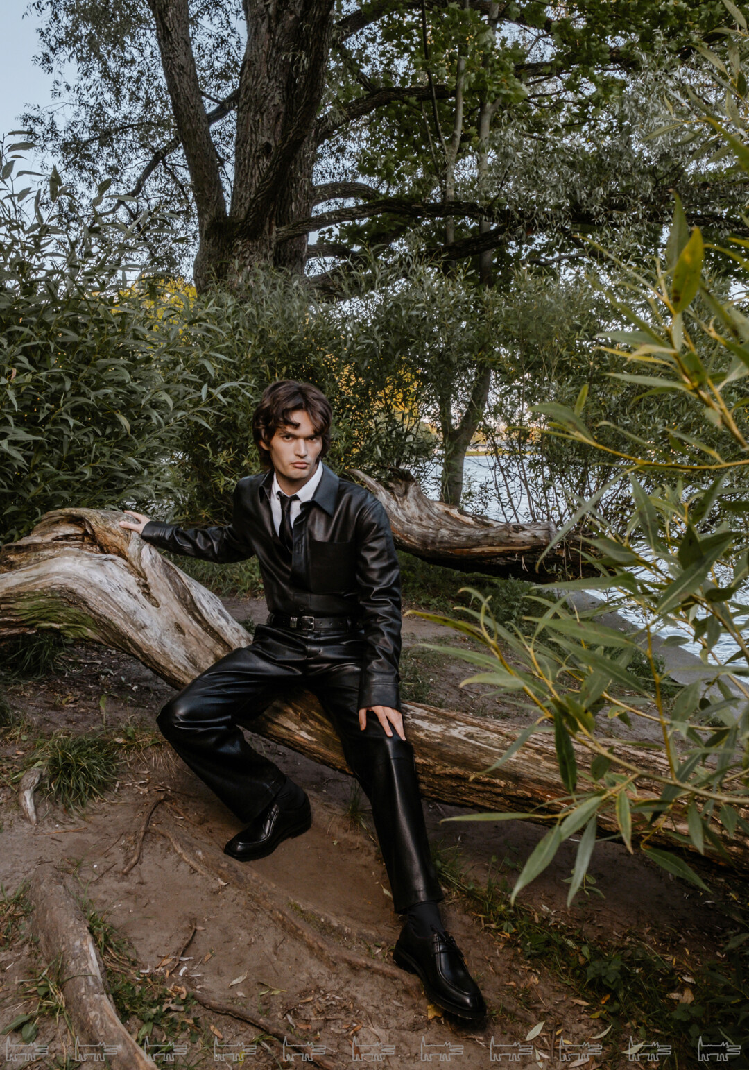 На Илье: костюм, рубашка, ремень, ботинки LIME