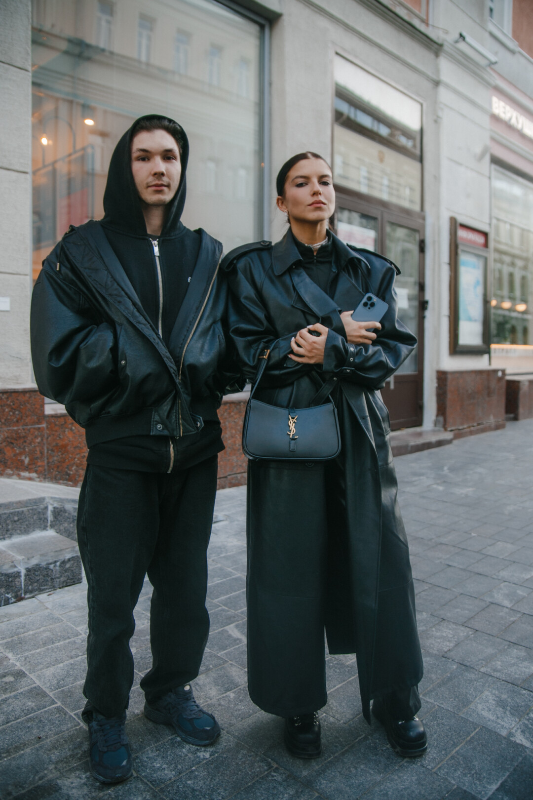 На Виктории – плащ no name, серьги Dior, сумка Saint Laurent На Кирилле – кроссовки New Balance, джинсы Ritmika, куртка и толстовка Frihet Studio