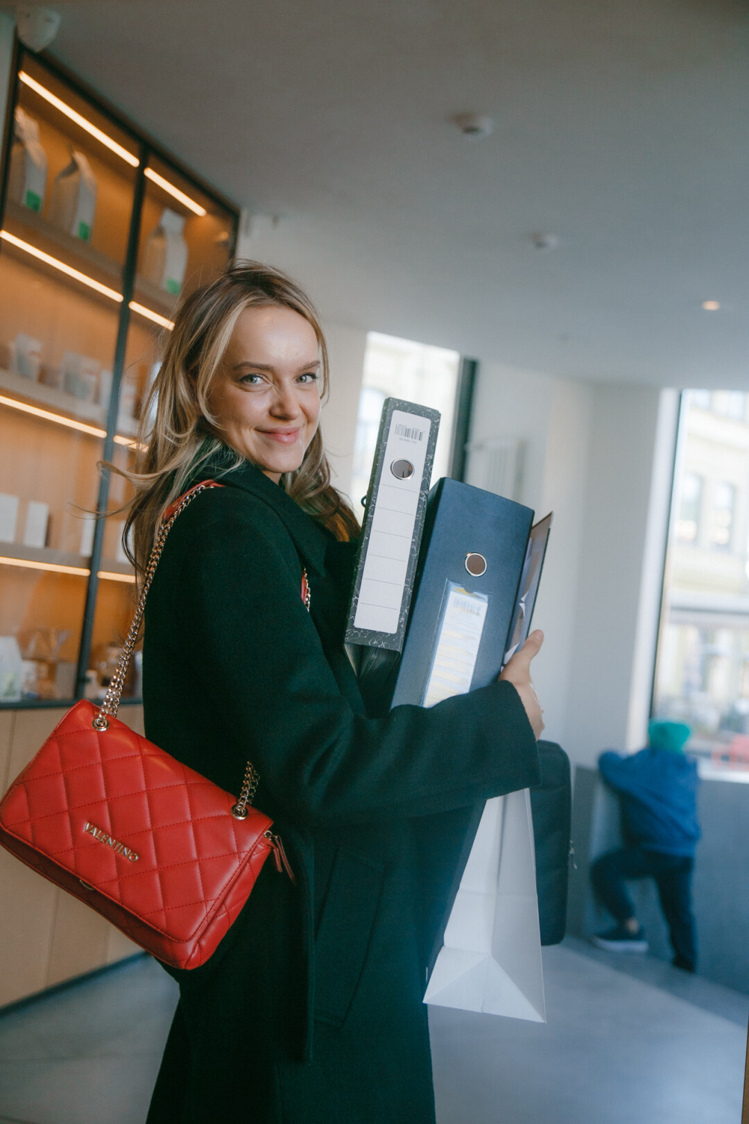 На Кристине – пальто «Снежная королева», костюм и майка Lime, кроссовки Reebok, часы Rado, кольцо Cartier, сумка Valentino