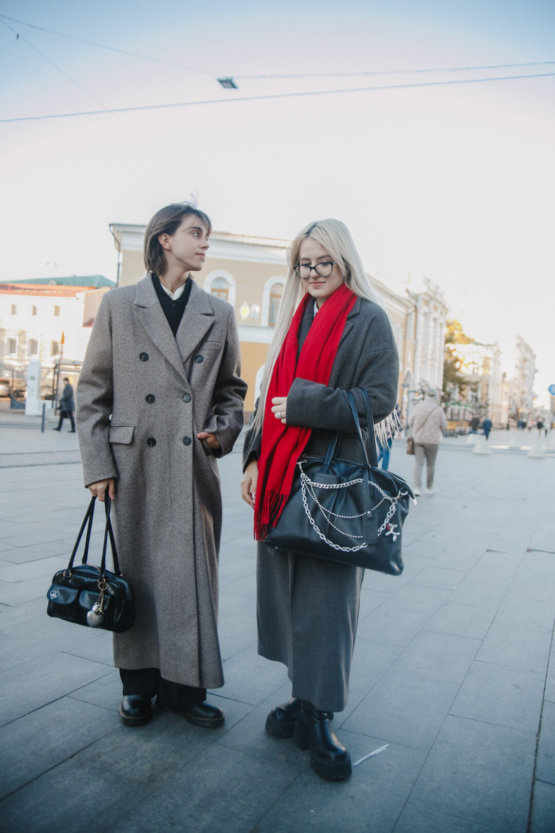 На Никите – пальто, сумка и блузка no name, бомбер и брюки befree, лоферы Dr. Martens На Нике – тотал Wildberries