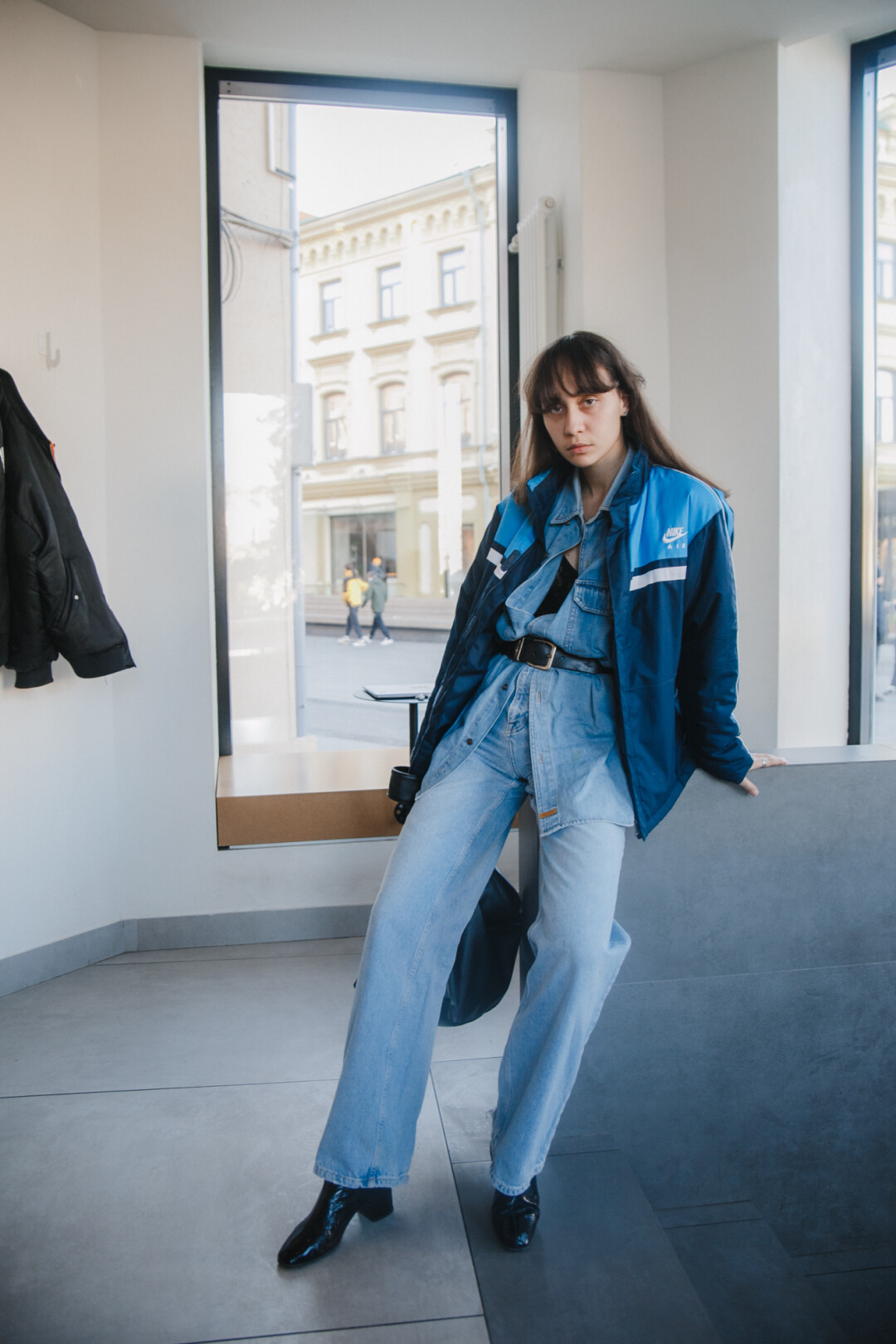 На Кате – казаки винтажные, джинсы Zara, джинсовка папина, куртка Nike из секонд-хенда в Боровичах, пояс Levis, моносерьга Rushev