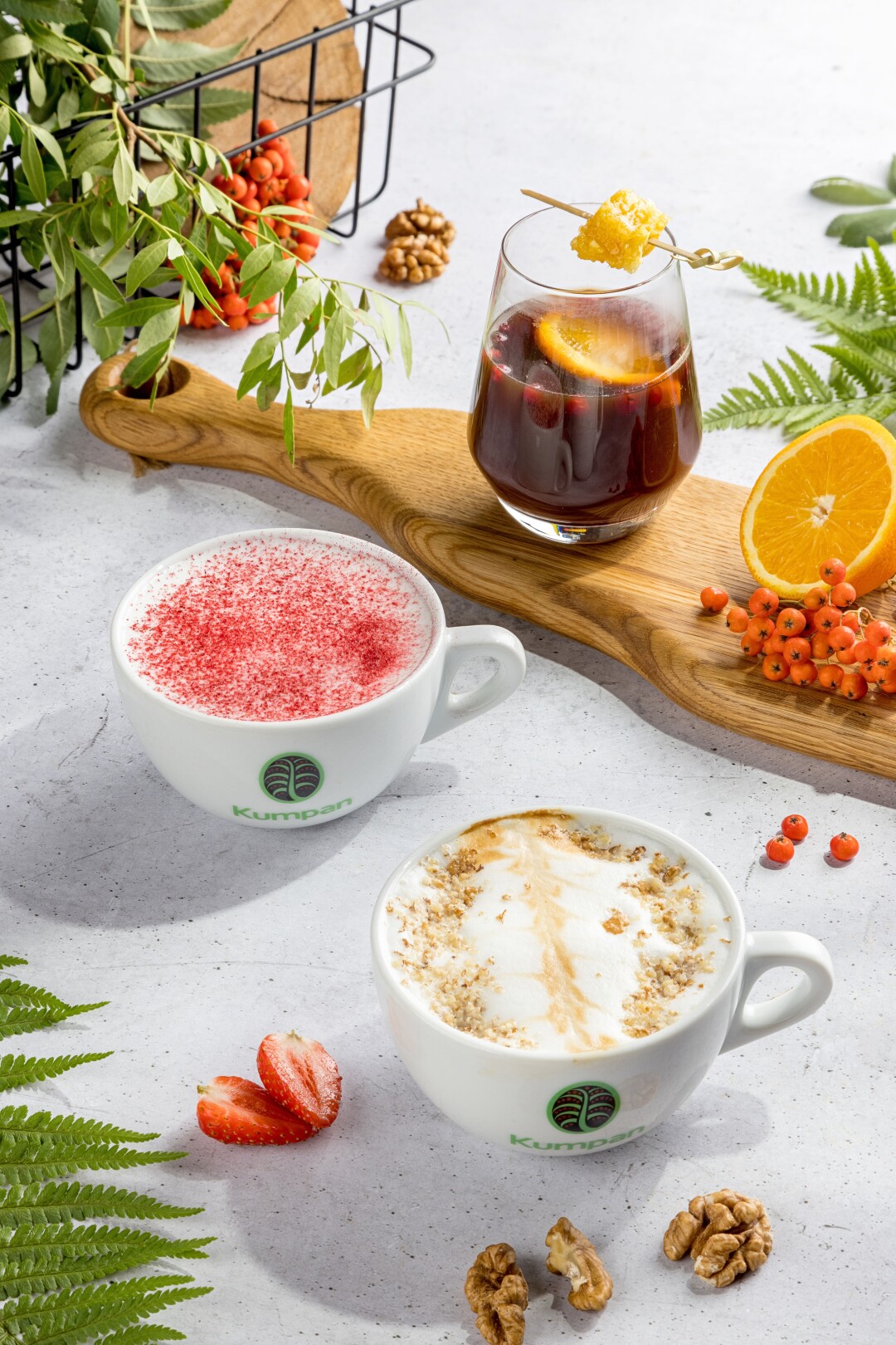 Фильтр «Брусника-мед», 290 рублей, раф «Клубника-малина», 390 рублей, латте «Грецкий орех», 400 рублей